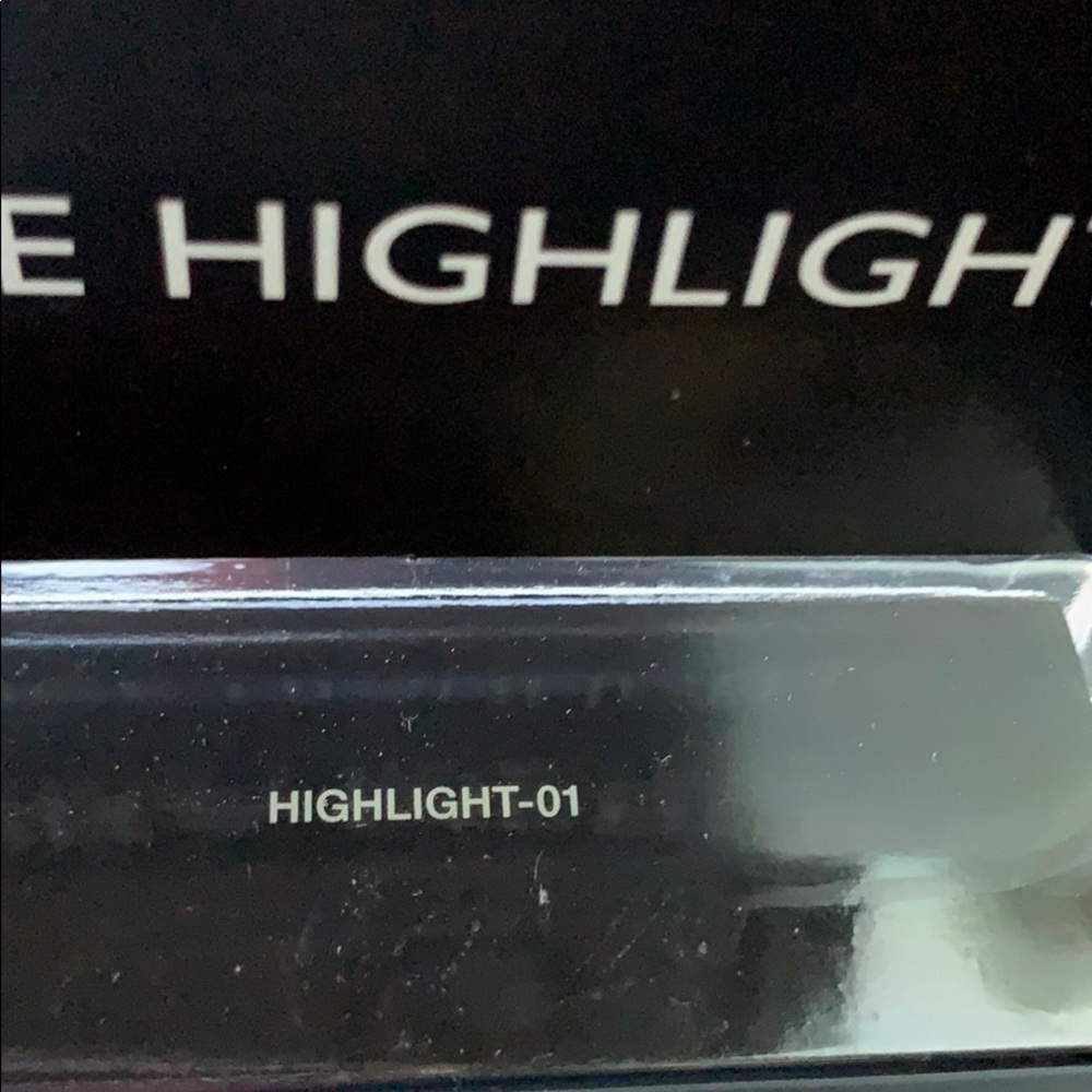 Laura Mercier Matte Radiance Highlighting Powder - Picture 2 of 3